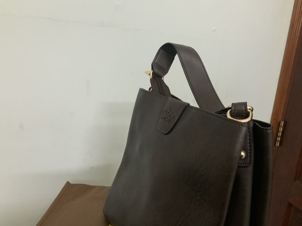 Hàng không còn tem để giá,giới thiệu sản phẩm,giống hàng đã sử dụng hoặc trưng bày ?….tuy nhiên đa đẹp,shop nên thay móc bằng màu đồng sẽ sang ,chỉn chu hơn..