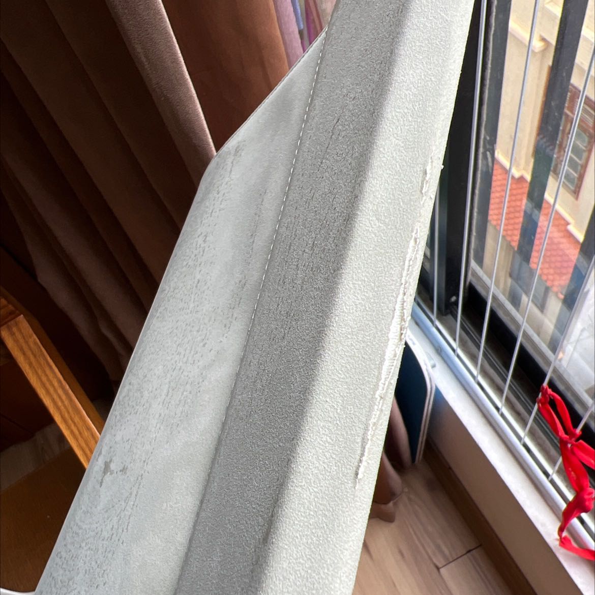 Màu sp ko giống, chất liệu da cứng.