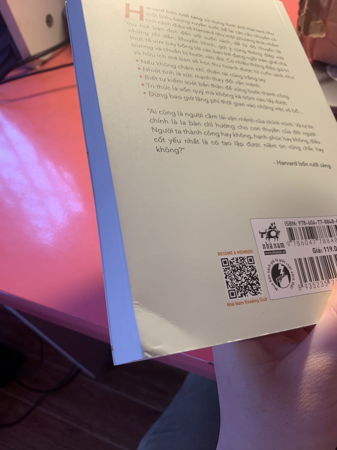 Trải nghiệm thực sự quá tồi. Mua sách mới mà như mua phế liệu. Mua 5 quyển thì 4 quyển móp méo, cũ , hộp hàng thì rách te tua. Tiki nên xem lại cách vận chuyển, dịch vụ quá tệ