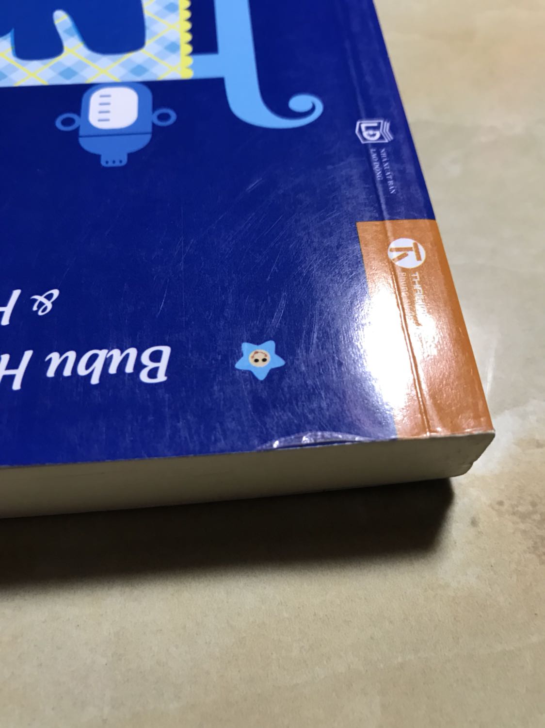 Trước giờ mua sách tại Tiki rất hài lòng. 
Đơn hàng lần này được đặt tối 03/04, được giao sáng ngày 04/04, giao hàng nhanh chóng. Tuy nhiên, lần này mua sách để tặng lại được Tiki giao sách cũ. 
1. Bìa có nếp gấp rất rõ
2. Trang sách có vết bẩn