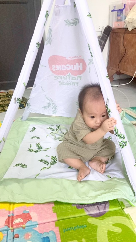 Mua đợt giảm giá nên bỉm có giá ổn áp lắm. Lại đc tặng thêm 1 cái lều. Cưng xỉu luôn. 
Bỉm hơi dày xíu nhưng có tinh chất chàm trà nên mình cũng k bôi kem chống hăm