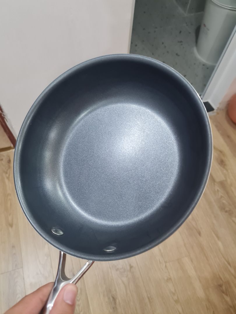 Đóng gói khá sơ sài, như thể hàng đổi trả. Giao hàng siêu nhanh. Vị trí dán tem mác hơi vô duyên, keo dán cũng khó tẩy rửa. Chất lượng chảo thì rất tốt, chảo liền khối nhiệt tỏa đều ko bị lồi đáy chảo Đóng gói khá sơ sài, như thể hàng đổi trả. Giao hàng siêu nhanh. Vị trí dán tem mác hơi vô duyên, keo dán cũng khó tẩy rửa. Chất lượng chảo thì rất tốt, chảo liền khối nhiệt tỏa đều ko bị lồi đáy chảo