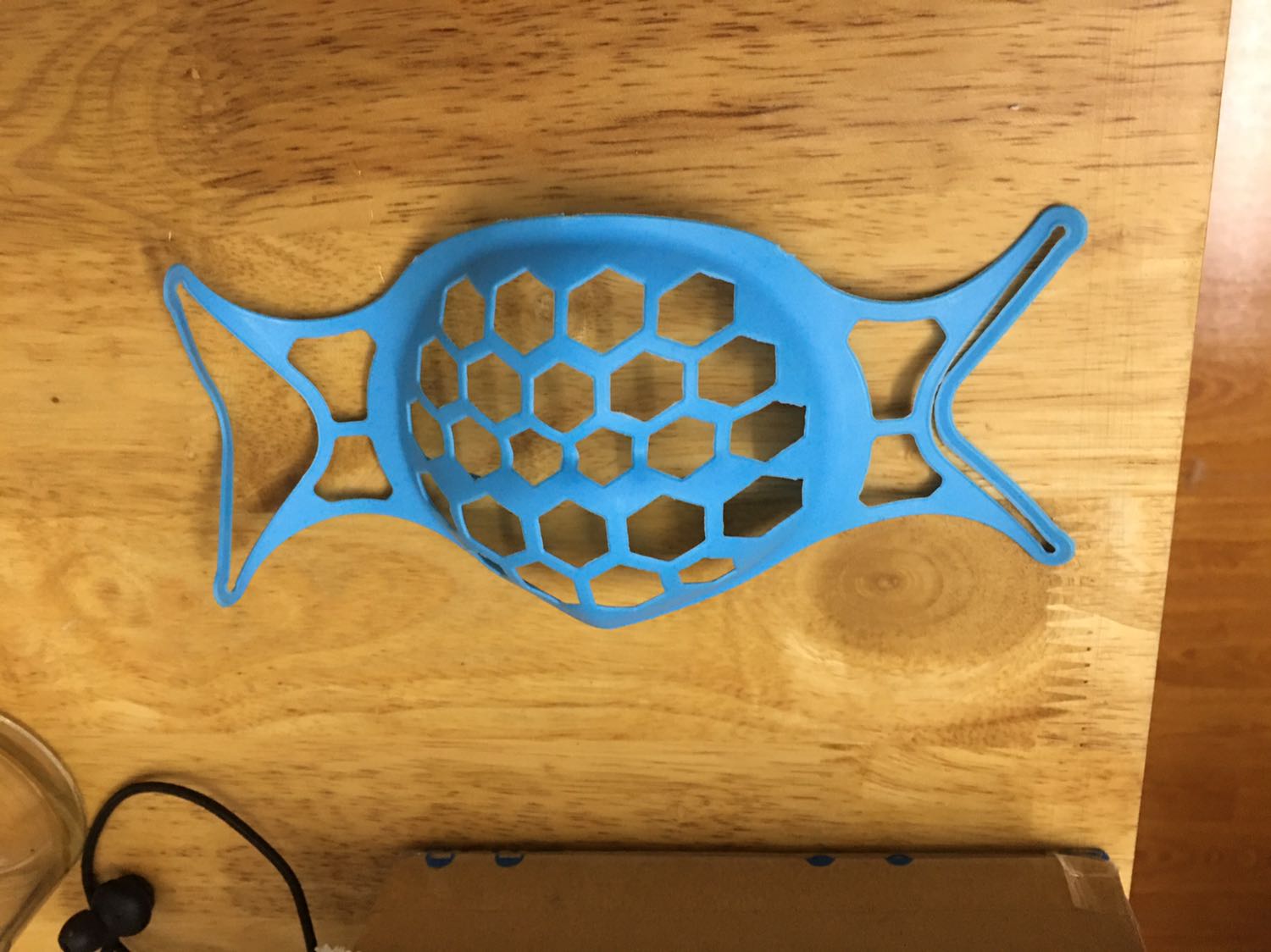 thật sự thì các dạng hàng này bình thường thui, săn flash sale và free ship mua về để dùng tạm cũng được, đỡ và hạn chế lem bẩn khẩu trang được phần nào, tuy nhiên vẫn phải rửa vệ sinh sạch thì dùng mới an tâm đc. Ncl tạm tạm vậy thui