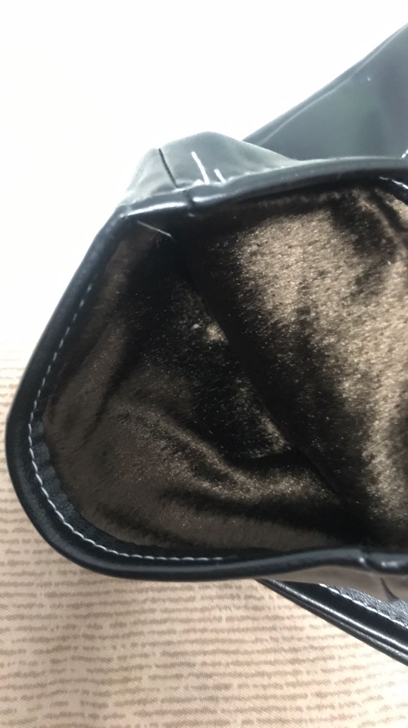 Shop đóng gói cẩn thận giao hàng nhanh mặc dù đang dịch. Khá là vui. Sản phẩm thì khá là tốt. Da chắc chắn, độ co giãn cao. Lớp lót nỉ lông tạo cảm giác bó sát, êm và dễ chịu khi sử dụng. Cảm ứng điện thoại ok, vuốt như không đeo luôn. Rất hài lòng. Sản phẩm đáng mua các bạn ạ.