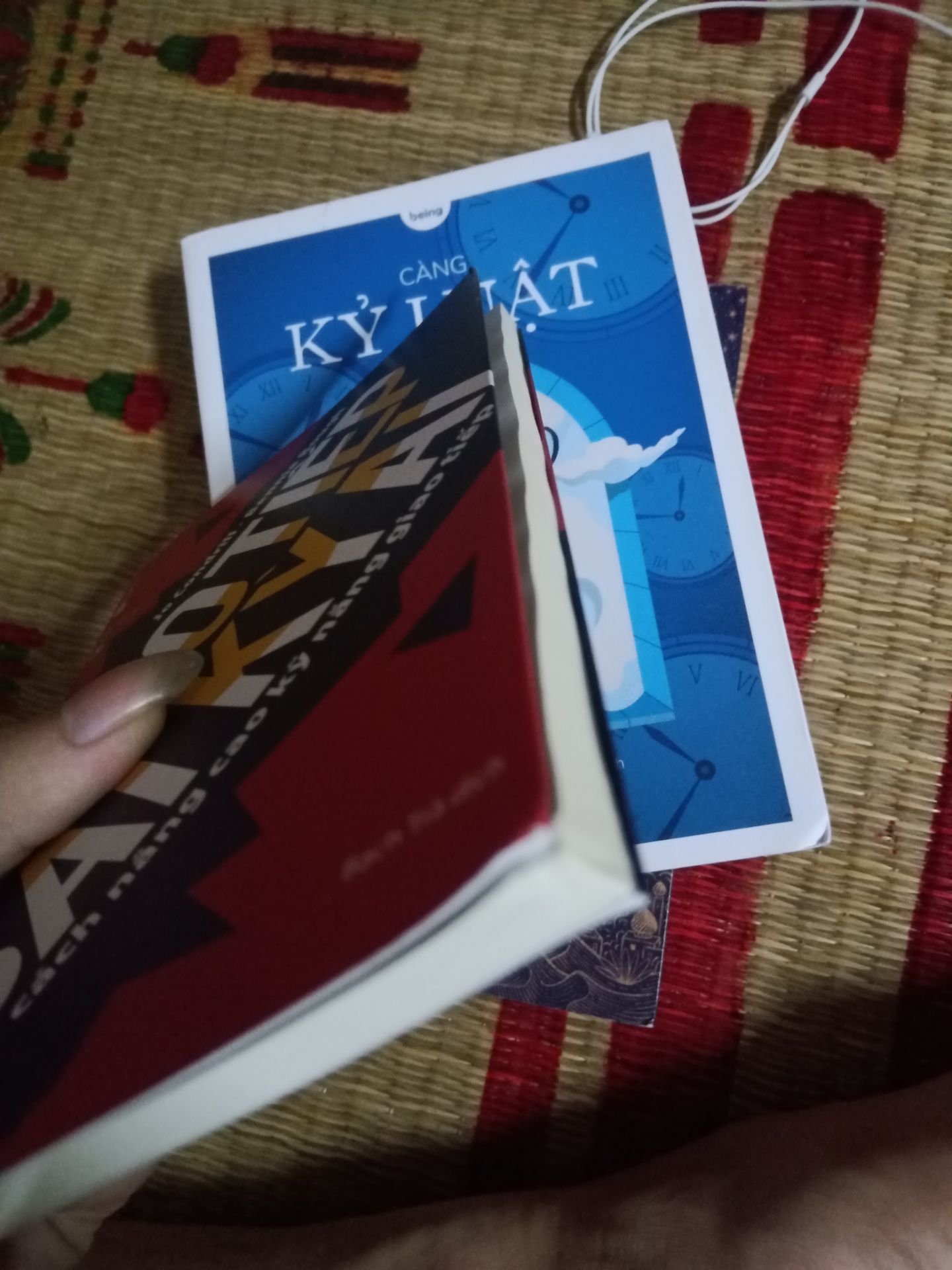 giao nhanh, nhưng hàng đóng gói rất ẩu chỉ cho 5 quyển sách vào hộp rồi gói lại, mình là người quý sách lên rất k hài lòng !