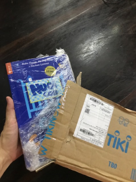 Nghe đến sách đã lâu, nay đã đặt được, tiki giao hàng nhanh, đóng gói kỹ. Mà sao ko thấy bookcare bọc sách?
Nghe các bố mẹ bỉm sữa khuyên nên đọc sách này trước khi chăm con, nó có thể cho mình kinh nghiệm 10 năm để chăm sóc con tốt và dễ hơn. Vừa giúp trẻ và giúp mình