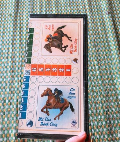 Bộ rất đẹp - Cờ có nam châm bám dínhhhhh rất chắc, đặt trước quạt gió không sao, ko bị thôi bay đi! hộp chốt chắc chắn, dễ cất gọn, mang đi dễ dàng. các cháu nhà mình rấ thích, cảm ơn shop nhiều. Hi vọng tôi sẽ còn ủng hộ thêm