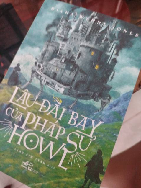 Gần 400 trang, hơi móp ở góc sách, ok