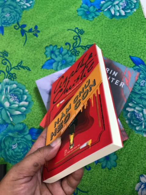 Một trong những tựa sách hay của nữ hoàng viết truyện trinh thám Agatha Christie.

Nếu bạn là fan của AC thì chẳng có lý do gì để bỏ qua.

Còn nếu bạn mới làm quen với tác giả này thì cuốn này rất thích hợp để bắt đầu.

5 nghi phạm của 16 năm trước.

1 câu đố hóc búa và đáp án vẫn đang chờ người giải.

Here we go