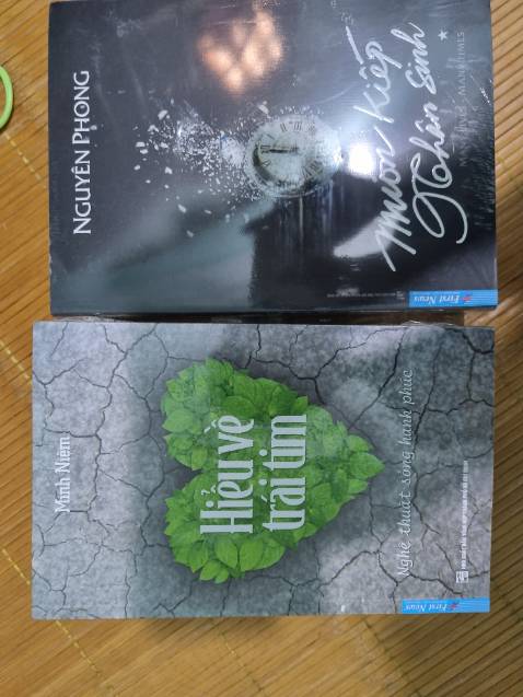 Chất lượng giấy oke như ảnh nhá, bìa sách cứng, có khèn bao ni lông quanh sách
Nghe riveiw cũng nhiều nên mình mua đọc thì thấy
Về nội dung thì mình mới đọc có ít, thấy cũng khá hay, bàn luận về luật nhân quả dựa trên khoa học và tâm linh.