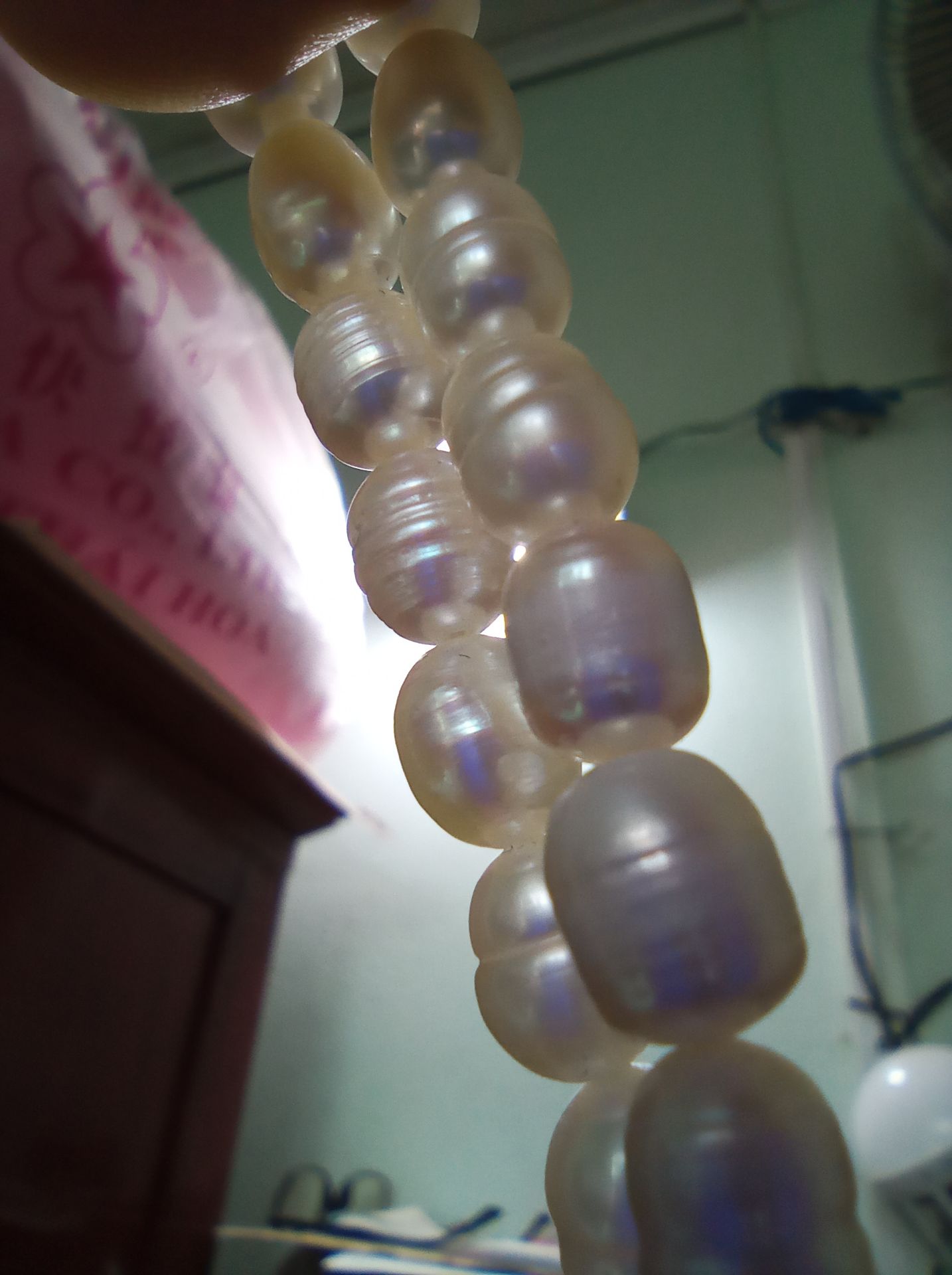 như quảng cáo , viên chuỗi không đều , " mềm " , nhìn gần không đẹp mắt - có viên trong , viên đục , có vài viên bị " tổn thương" . Tuy nhiên khi đưa lên ánh sáng , hơi lấp lánh , màu sắc thay đổi chút ít ở độ sáng và góc nhìn khác nhau