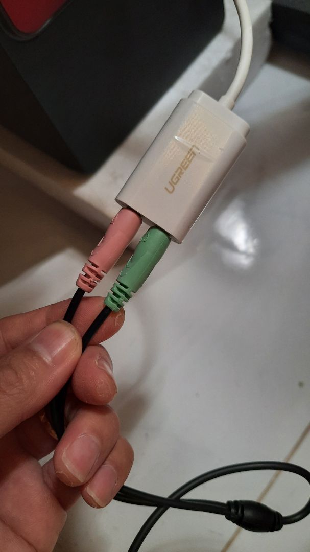 Nhận được hàng bị hỏng 1 bên nên gửi đổi hàng. Hôm nay nhận được cái khác thì vẫn bị nghe 1 bên. Đã thử trên điện thoại, Desktop, Laptop, sound card Ugreen, XOX K10 nên chắc chắn tai nghe có vấn đề ( 3 cái tai khác ở nhà không bị). Loay hoay mãi mới phát hiện giắc cắm có vấn đề, lấy tay đè cong xuống thì nghe 2 bên, buông ra thì nghe 1 bên, cắm thử lại tất cả các thiết bị đều như vậy, chẳng nhẽ vừa đè vừa nghe. Giờ nói tai hỏng thì không đúng ( nên chắc khó đổi trả), mà xài thì không được. Đặt mua từ 22/7, đổi trả 1 lần đến hôm nay 6/11 nhận lại mà vẫn không dùng được.  Rất tin tưởng thương hiệu Microlab vì dùng 2 giàn loa rất hài lòng, không ngờ chất lượng hoàn thiện tai nghe tệ quá, giờ chẳng biết làm gì với nó.