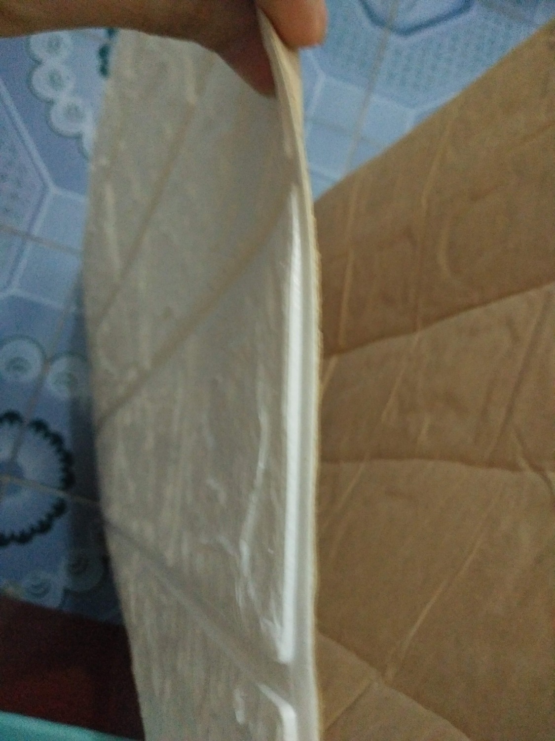 Rẻ, đẹp, giao đúng màu,nhưng hơi mỏng, keo thừa nhiều, khi lột ra dư keo dính tay, sau một lúc dán là tay dính quá, cầm vào mặt dán mà lột mạnh là bong cả xốp, đã dính rồi lột ra sửa lại là dễ bong mất keo, hỏng xốp ngay, hì hục mãi mới xong cái mảng tường
Được cái dán lên tường đẹp hẳn
Nhà mình tường vôi nên dễ tróc, bình thường không dán được cái gì, mình phải lót một lần nilon đóng đinh sau đó dán đè lên
Sáng choang cả phòng