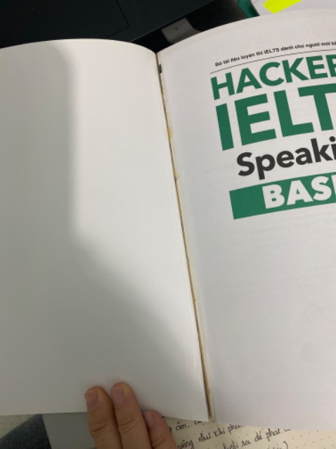 Vừa mở sách ra là bị rách phần bìa