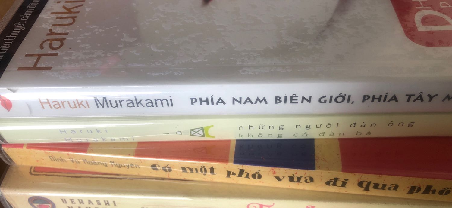Cuốn này mình đã mượn bạn để đọc rồi, nhưng mà vì thích nên đã mua để làm của riêng. Nói thẳng ra mình rất ghét nhân vật chính của cuốn tiểu thuyết này. Một tâm hồn luôn cảm thấy không đủ để rồi làm tổn thương tất cả mọi người xung quanh. Song, kì lạ là trong những thời khắc cô đơn nhất của hắn, bản thân mình lại thấy đồng cảm.