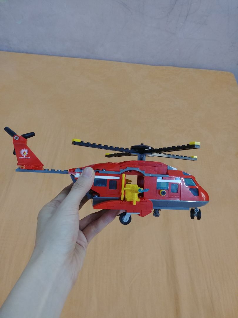 Trực thăng lắp xong đẹp, bé mình rất thích nhưng các chi tiết hơi lỏng lẻo dễ rớt ra lúc cầm chơi