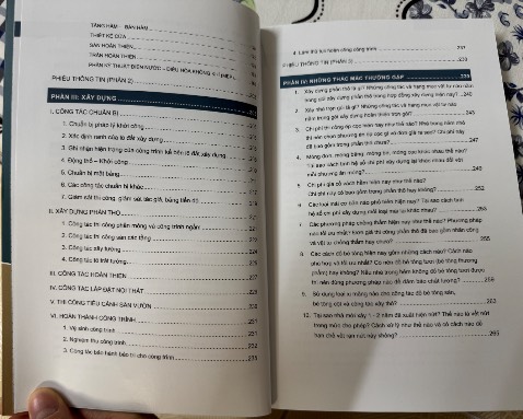 Đáng đồng tiền bát gạo. 
-Hình ảnh và chữ in màu sắc nét, chất liệu giấy dày, chắc tay, nội dung sách truyền tải dễ hiểu và thiết thực. 
-Có tặng kèm bookmark và một số voucher thiết kế nội thất và thi công nhà ở.  
-Mình thấy có bán trên *** giá rẻ hơn một nửa nhưng là sách lậu, photo màu và chất liệu giấy tệ lắm. Mong mọi người mua sách bản quyền ủng hộ đội ngũ tác giả ạ.