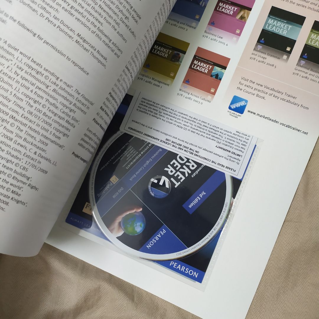 sách in màu đẹp, có kèm đĩa. mỗi tội vận chuyển hơi gãy xíu xiu ở góc nhưng ko sao mua đc sale giá rẻ