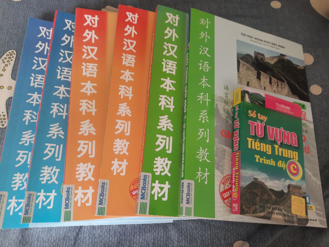 Giao hàng nhanh, chất lượng giấy tốt, tuy nhiên quyển 1 lại có vài trang bị dính lại với nhau và có vài trang bị gấp lại. Quà tặng kèm thì nhìn giống sách cũ, góc sách bị gấp lại. Bù lại nội dung của cả bộ sách đều rõ ràng, sạch đẹp, đóng gói kĩ