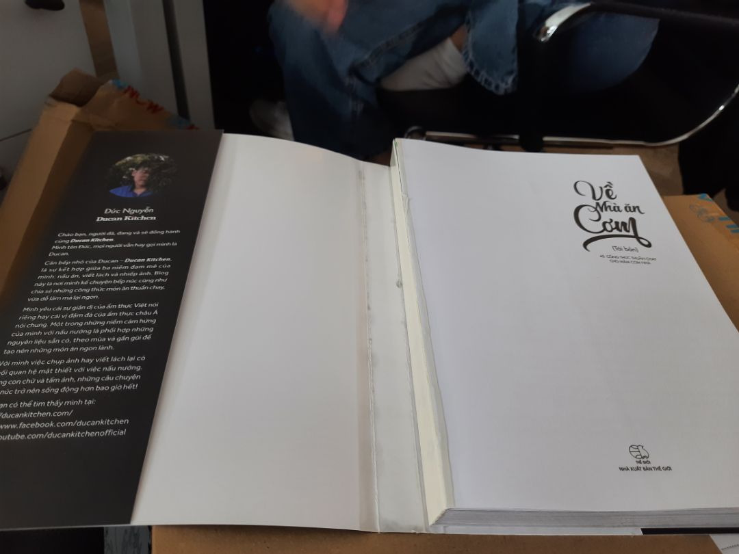 Mới nhận được hàng, mua để tặng bạn mà sách mới mở ra đã như vậy, thất vọng kinh khủng >.