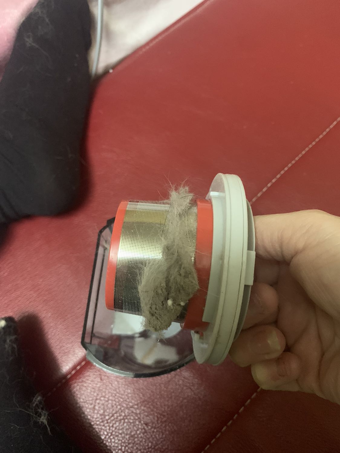 Tiki giao nhanh như 1 cơn gió, mất đúng 1 ngày đã có mặt ở nhà mình. Máy hút mạnh, ra rất nh bụi và tóc, hai đầu hút tiện dụng. Sản phẩn xứng đáng giá tiền.