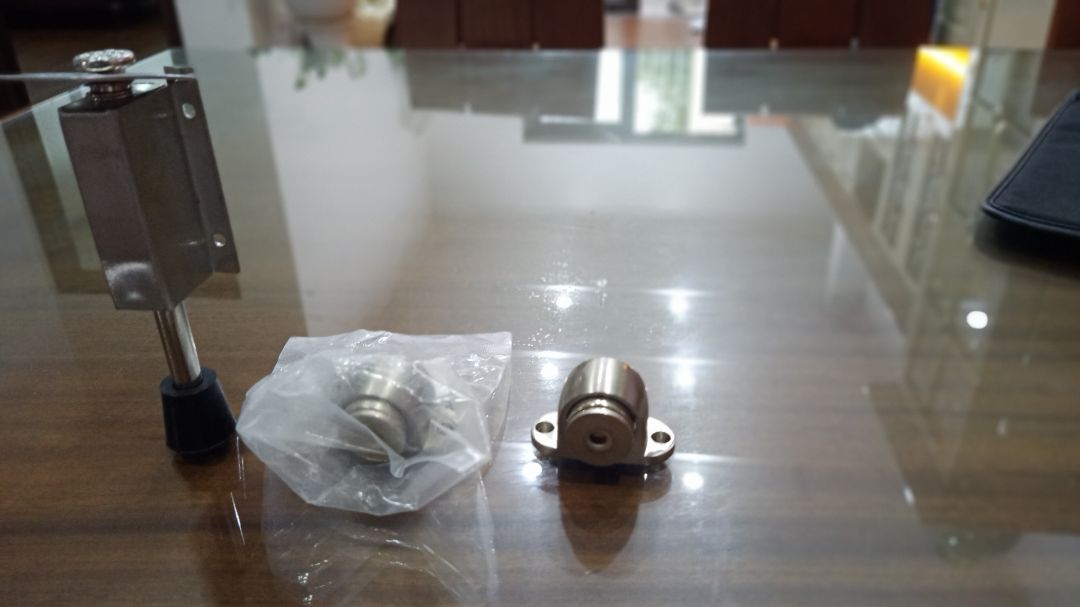 Chặn cửa hai chiều có hình thức đẹp, chưa lắp vào cửa thì vận hành trơn tru, nhưng khi lắp vào cửa thì không vận hành được. Nguyên nhân là bề mặt của chốt để áp vào cửa không phẳng. Phải tìm vòng đệm có chiều dày thích hợp kê vào thì mới vận hành được. Tuy vậy hiệu quả chặn cửa không được như mong đợi vì cái lò xo bên trong luôn trong tư thế đẩy chốt lên, làm giảm ma sát của chân cao su với mặt nền.
Cục hít cửa nam châm dạng thấp cũng có hình thức rất đẹp, nhưng lắp vào cửa thì sức giữ cũng yếu. Nếu gió to thì không giữ được cửa. Khi mua loại này phải xem khe hở giữa cửa với mặt sàn. Nếu khoảng 5mm thì lắp bình thường, khe hở đến 1cm thì không lắp được vì dạng thấp mà. Muốn lắp thì phải dùng vòng đệm kê cao lên.