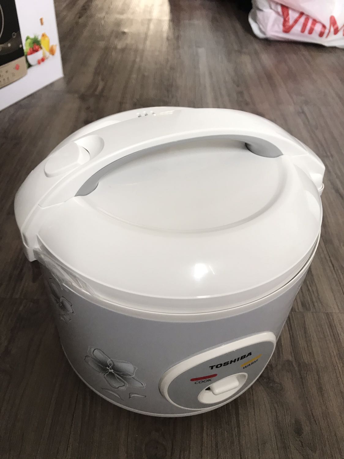 Giao hàng nhanh. Mặc dù vỏ ngoài có mấy chỗ chi tiết nhựa hơi không hoàn hảo lắm nhưng thấy nấu cơm ngon, trong tầm giá này cũng khá ổn rồi. Nếu nấu nhiều hơn 2 ng có thể sẽ đầy lên sát nắp và dính vào cái ống thoát hơi. Khay hấp hơi nông nên khi hấp ko để đồ ăn hay cơm vào chỗ ống thoát hơi được. Phần dẫn nước ra bên ngoài hơi kém nên có thể nếu bị đọng sẽ chảy vào trong nồi, cần chú ý lau trước khi cắm điện. Nói chung ok.