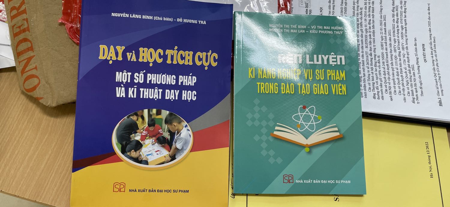 Shop gửi nhầm cho mình 2 quyển kia nhé, mình mua quyển màu đỏ toán lớp 10 thôi