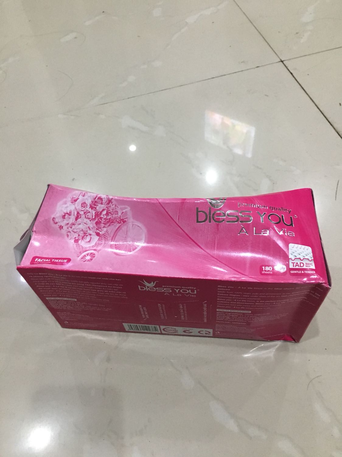 Mình mua mấy món đồ cùng lúc, tiki đã đóng thùng nước giặt cùng với hộp giấy ăn và vận chuyển cho nên hộp giấy đã bị túi nước giặt chèn vào làm nó bị bóp méo.