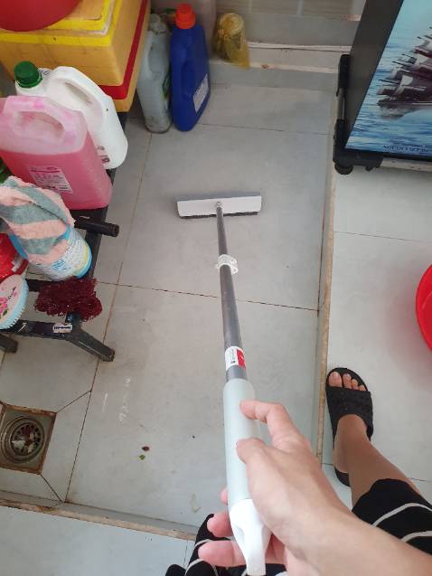 Hàng thương hiệu nên khâu đóng gói rất đẹp mắt và xịn xò.
- Ưu điểm: cán nhôm nên cầm nhẹ. Đầu chổi chà tích hợp quét nước tiện lợi

- Nhược điểm: cán hơi ngắn dù kéo hết cỡ. Chổi lông thưa nên chà mất thời gian kéo lại nhiều lần mới sạch.