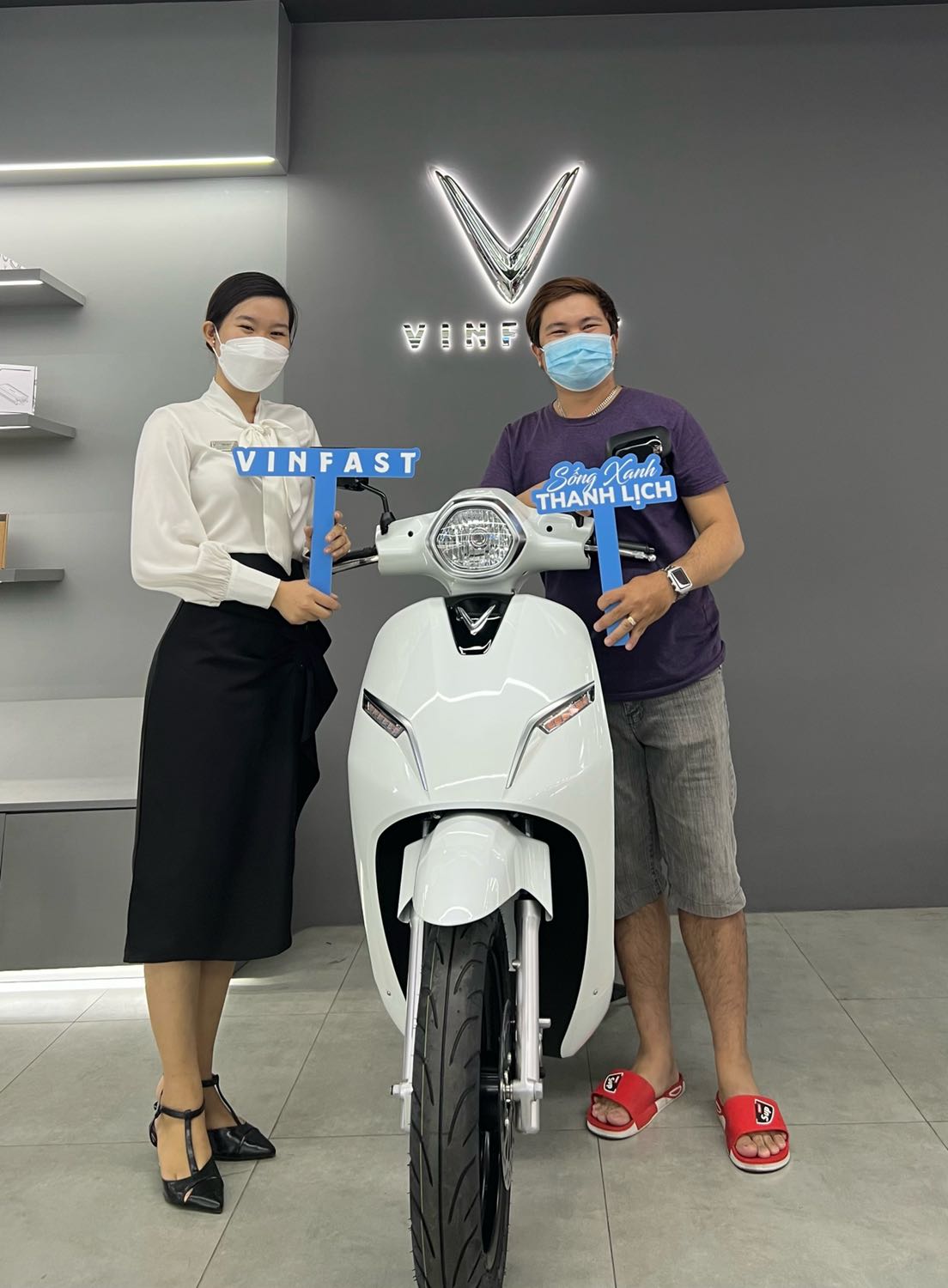 Mình vừa nhận xe tại Vin3S ở đường Nguyễn Ảnh Thủ Q12, qua nhìn xe đúng đẹp, mấy bạn nhân viên tư vấn nhiệt tình. Xe chạy êm, mua về không đi xe xăng được luôn, biết vậy mua sớm hơn rồi. Anh em nào lăn tăng thì chốt đơn để được tiki giảm cho vài trăm uống nước!