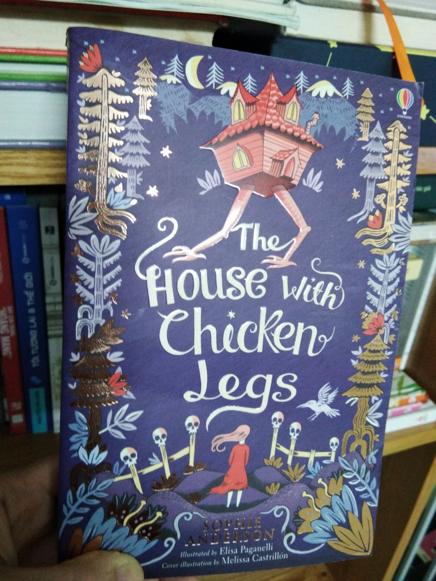 Bìa sách đẹp lắm luôn,  từ lúc nhận sách đến giờ mình bị mê mẩn bởi bìa Sách.  sách này lượng chữ vừa phải,  chữ to,  bên trong viền sách trang trí rất đẹp.  phù hợp cho các bé đọc sách tiếng anh.  mình mua về nhưng chưa có thời gian đọc,  tác phẩm này khá nổi tiếng nên mình nghĩ sẽ rất hay.  bạn giao hàng nhiệt tình,  cẩn thận.  cảm ơn tiki.  mình tặng tiki 5 sao nhé.