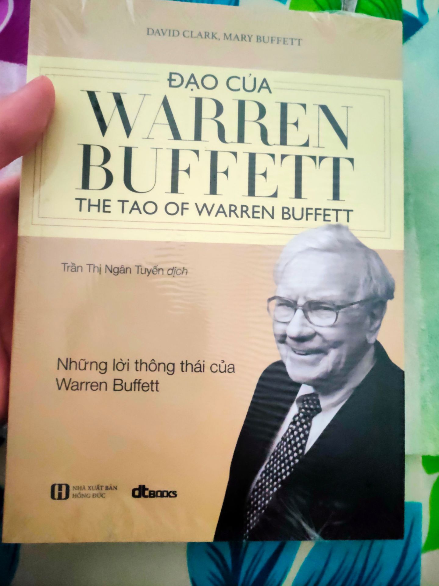 Sản phẩm mua của fahasa luôn được bọc chắc chắn rất mới,sách rất có ích cho các nhà đầu tư,những lời dạy rất hay và bổ ích