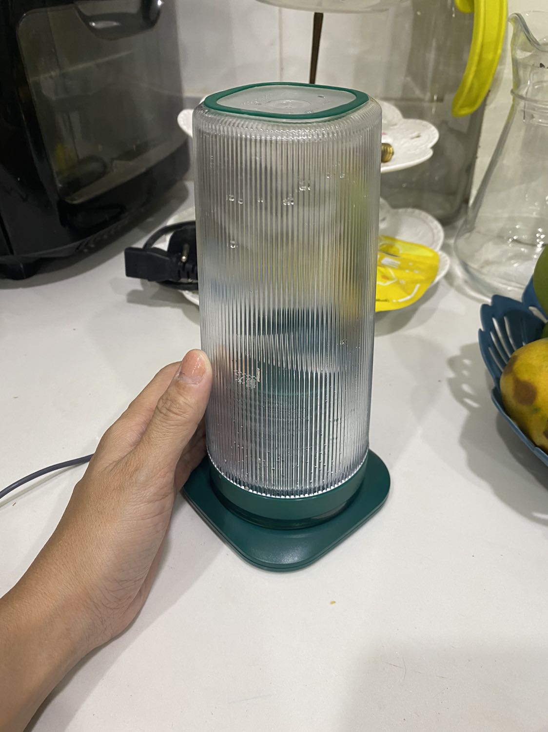 Rất tiện và xay được cả đá viên nhé 
Mình làm món Oreo yêu thích với bánh oreo,đá viên và sữa tươi. Thành quả 90% như máy xay lớn. Cả sinh tố chuối socola cũng vậy.
Mới mua về sạc 30phut là dùng được 5-7 lần xay rồi.