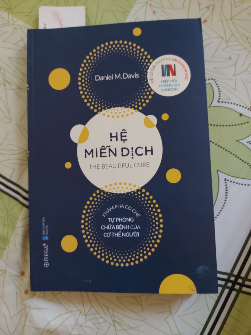 Sách hay, nội dung bổ ích nhưng cũng như nhiều bạn đã nhận xét sách viết có nhiều phần về quá trình diễn biến của nhiều nhà khoa học trong khi nghiên cứu về hệ miễn dịch nên sẽ hơi dài dòng., bạn sẽ phải cần đọc sàn lọc những thông tin hữu ích. Tuy nhiên đây là một cuốn sách  chi tiết về hệ miễn dịch, nếu đang có ý định tìm hiểu thì nên mua nha, rất đáng tiền.