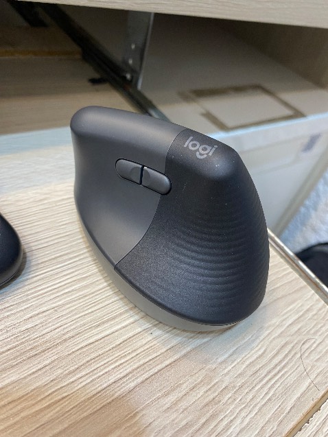 Vừa xài là thích, click/scroll nhẹ và êm. Cằm vừa vặn, đáng mua đáng tiền.