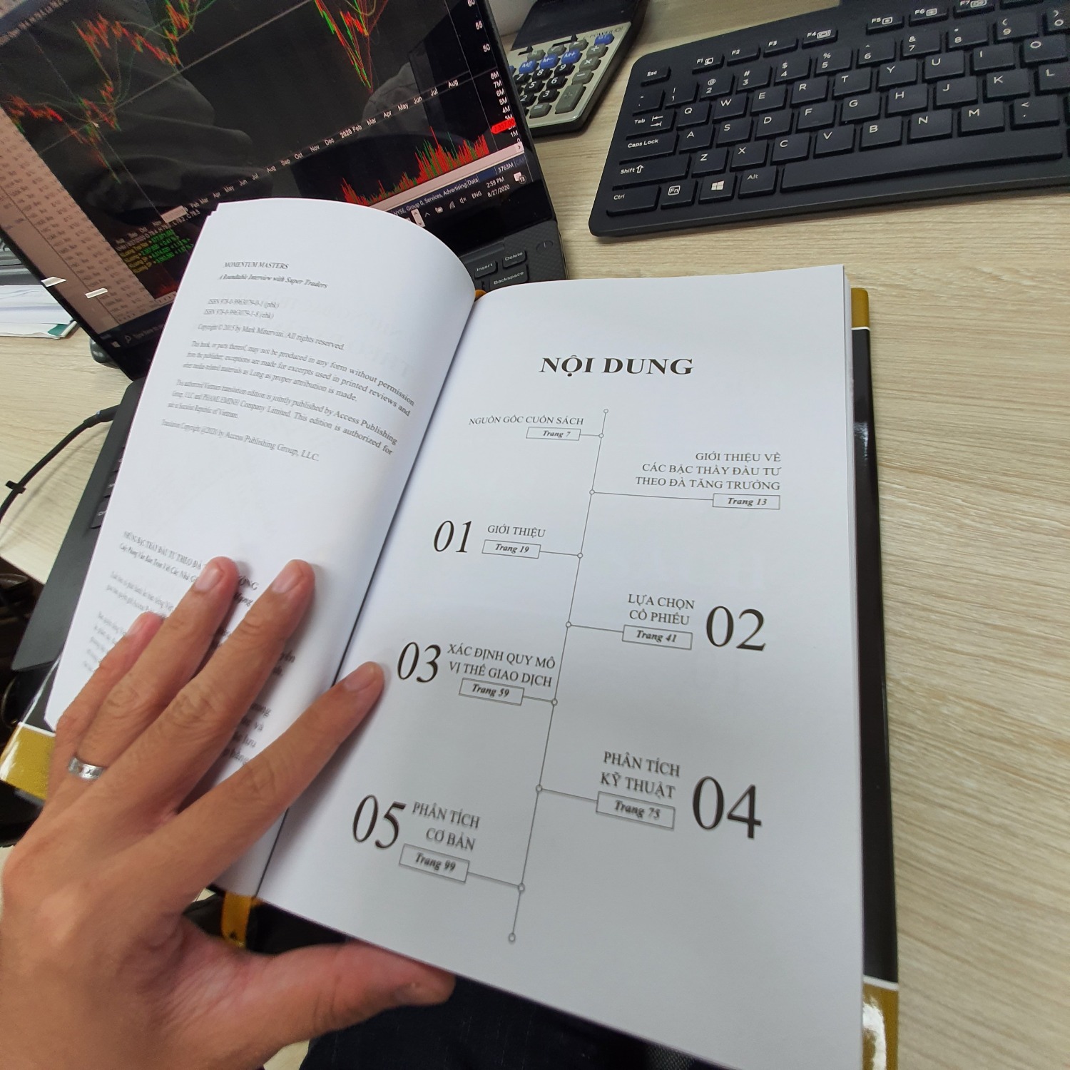 Hình thức: Sách rất đẹp, đóng màng bọc kỹ càng. Ngoài bìa lót còn có bìa đen bên trong mạ vàng sang trọng và tinh tế
Nội dung: Mình mới lướt qua! Có vẻ rất hữu ích và đáng mong chờ
Giao hàng: Rất nhanh. Mình chọn nhà bán PLM Trading, chọn tiki thường mà mới đặt tối hôm qua đã giao ngay sáng hôm sau.