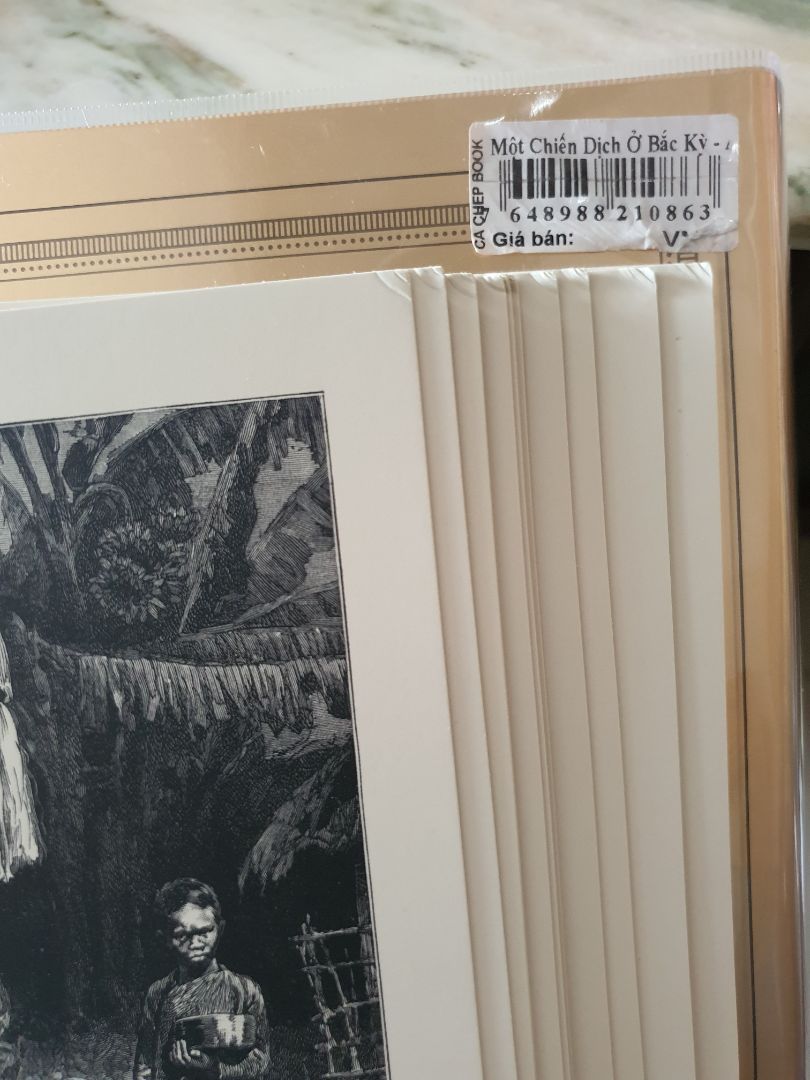 Giao nhanh. Ai cũng nên mua để nhà 1 cuốn nha. Nội dung hay khỏi bàn.
Tuy nhiên, có vẻ Đông A canh lề rộng quá  nên cuốn này kiểu bị quá khổ không cần thiết. Hoặc làm vậy để đọc giả ghi chú gì chăng. 

Về hộp ảnh đi kèm: Giấy cứng đẹp khó bị gãy mà của mình bị gãy 1 góc không nhiều nhặn gì nhưng nom khó chịu. 
Cái tag giá dán ở sau sách cũng không xé ra trước khi bọc bookcare 🙂 Mà do Tiki tự chọn bookcare mà mình không để ý chứ mình muốn nguyên seal vì giờ chưa đọc.
Chắc do tự tin với bìa cứng & đã bao nên không có lớp bọc chống sốc nào luôn 😂