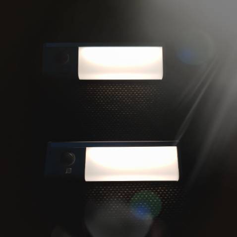 Đèn rất xinh xắn, vật liệu tốt, thiết kế 3 công tắc tiện lợi. Cảm ứng khá nhạy, ánh sáng màu vàng dễ chịu, pin lâu hết, ít phải sạc. Nhà bán gửi hàng siêu tốc và còn freeship nữa. Đã mua đến cái thứ 4 rồi. 😍