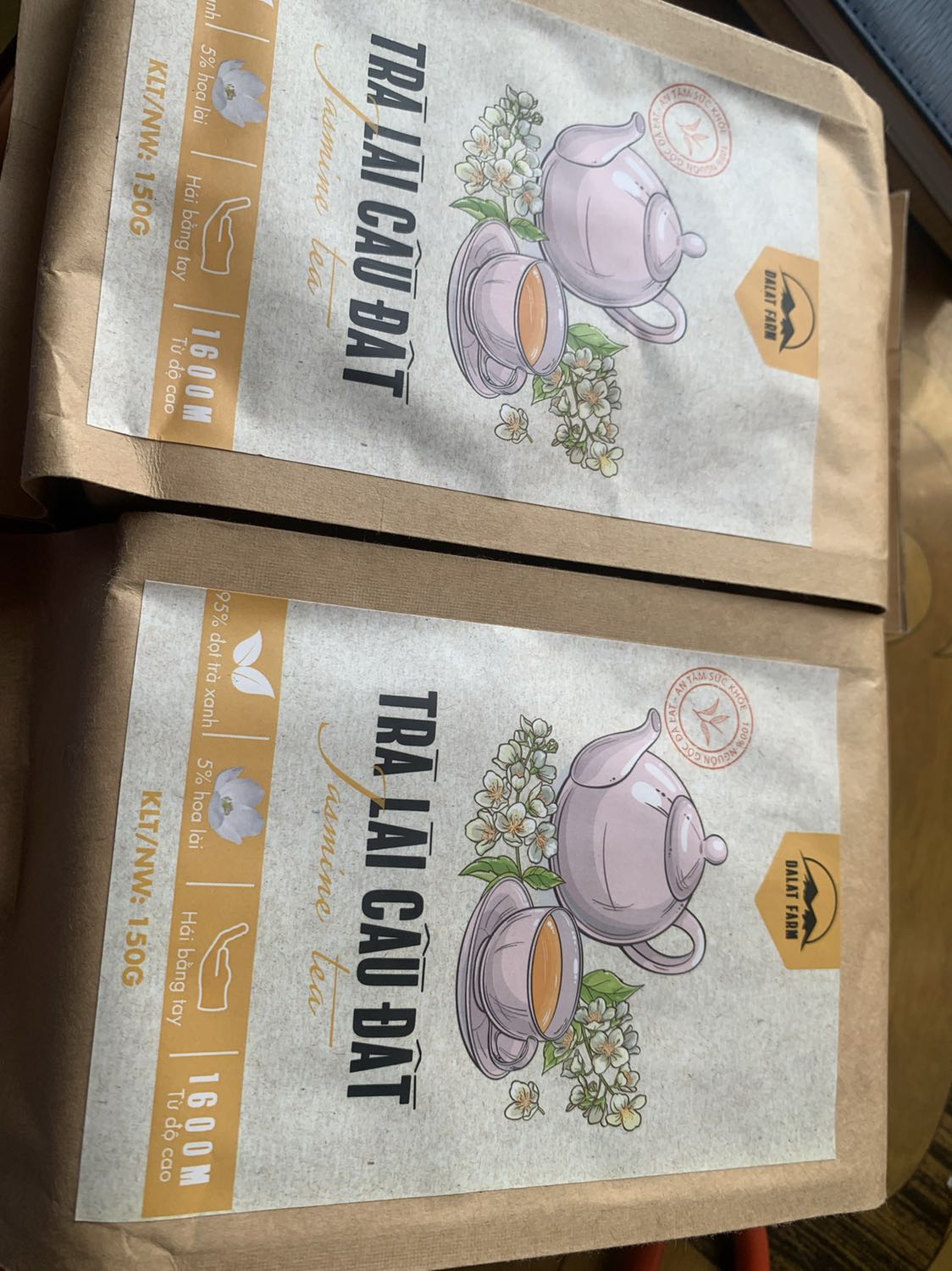 Sản phẩm sử dụng hương lài tổng hợp, mình đang làm trong ngành thực phản nên biết điều này.

Khoảng thời gian đầu hương thơm nồng uống có vị gắt ở cuống họng dấu hiệu của việc sử dụng hương tổng hợp.

Khoảng thời gian sau hương bay gần hết chỉ còn hương tự nhiên của hoa lài thì đỡ hơn.

Nói chung sẽ không mua lại sản phẩm này.