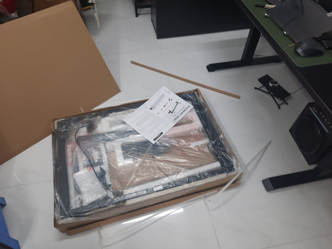 Sản phẩm rất ok trong tầm giá, cầm nặng tay, cảm giác cứng cáp yên tâm để 2 màng hình. Nâng hạ cũng êm, ko ồn ào, độ bền mô tơ điện nâng hạ thì chưa biết ra sao, mà thấy chất lượng sơn bề mặt, mặt bàn, chân bàn, óc vít, sự chỉnh chu trong đống gói,  + bảo hành 1 năm nên cũng tạm yên tâm.
À thêm 5 sao cho a shipper phụ trách kiện hàng này, nhà mình tít trong hẻm, xe tải ko vào đc, anh dùng xe đẩy tự đẩy vào tận nơi cho mình.