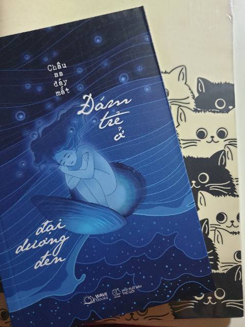 may mắn khi sở hữu trong tay quyển có chữ kí của tác giả, quyển sách hoàn hảo từ hình ảnh đến nội dung chỉ đáng tiếc một điều là Tiki đợt này gói rất ẩu, nhận sách mà bất ngờ luôn ý, chưa bao giờ mua sách bên này mà thấy gói ẩu như vậy may mắn khi sở hữu trong tay quyển có chữ kí của tác giả, quyển sách hoàn hảo từ hình ảnh đến nội dung chỉ đáng tiếc một điều là Tiki đợt này gói rất ẩu, nhận sách mà bất ngờ luôn ý, chưa bao giờ mua sách bên này mà thấy gói ẩu như vậy