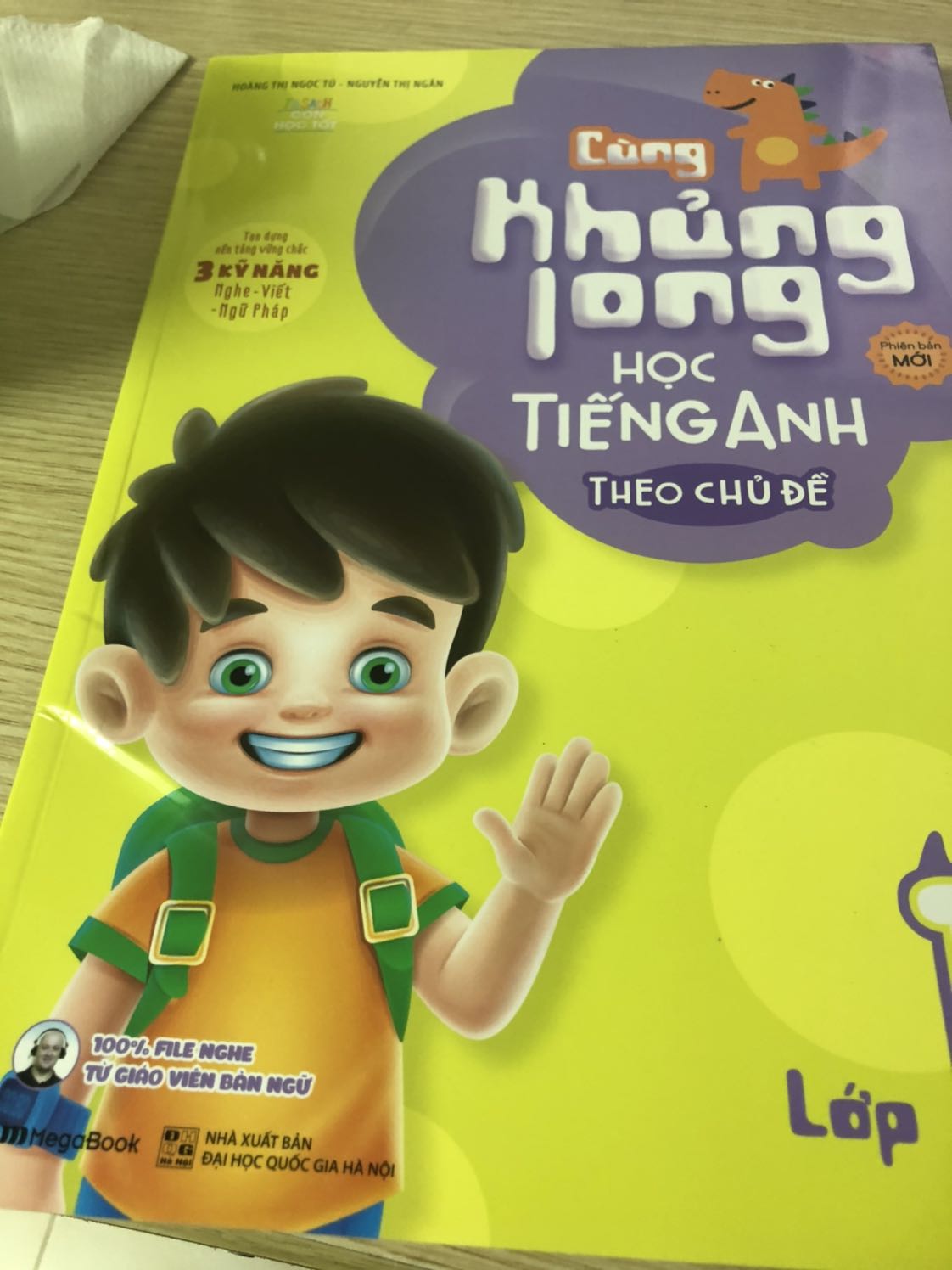 Sách có nội dung và bài học rất hay, có ảnh minh hoạ phong phú. Kèm mã QR ở mỗi bài học giúp các con tăng khả năng nghe, nói. Đi kèm sách là sticker khích lệ các con. Rẻ hơn trang bìa kha khá, bù qua tiền ship chắc là vừa đủ ? điểm trừ là ship đến hơi bị nhăn nheo sách 1 tẹo ? Sách có nội dung và bài học rất hay, có ảnh minh hoạ phong phú. Kèm mã QR ở mỗi bài học giúp các con tăng khả năng nghe, nói. Đi kèm sách là sticker khích lệ các con. Rẻ hơn trang bìa kha khá, bù qua tiền ship chắc là vừa đủ ? điểm trừ là ship đến hơi bị nhăn nheo sách 1 tẹo ?