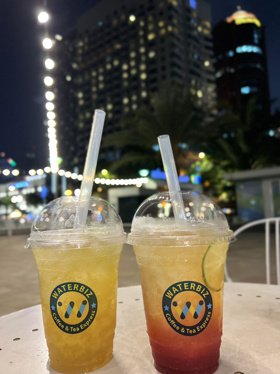 Túi hơi nhỏ đựng được 2 cái điện thoại 1 cái ví , vài cái lặt vặt nhỏ lf hết chỗ , nên mua