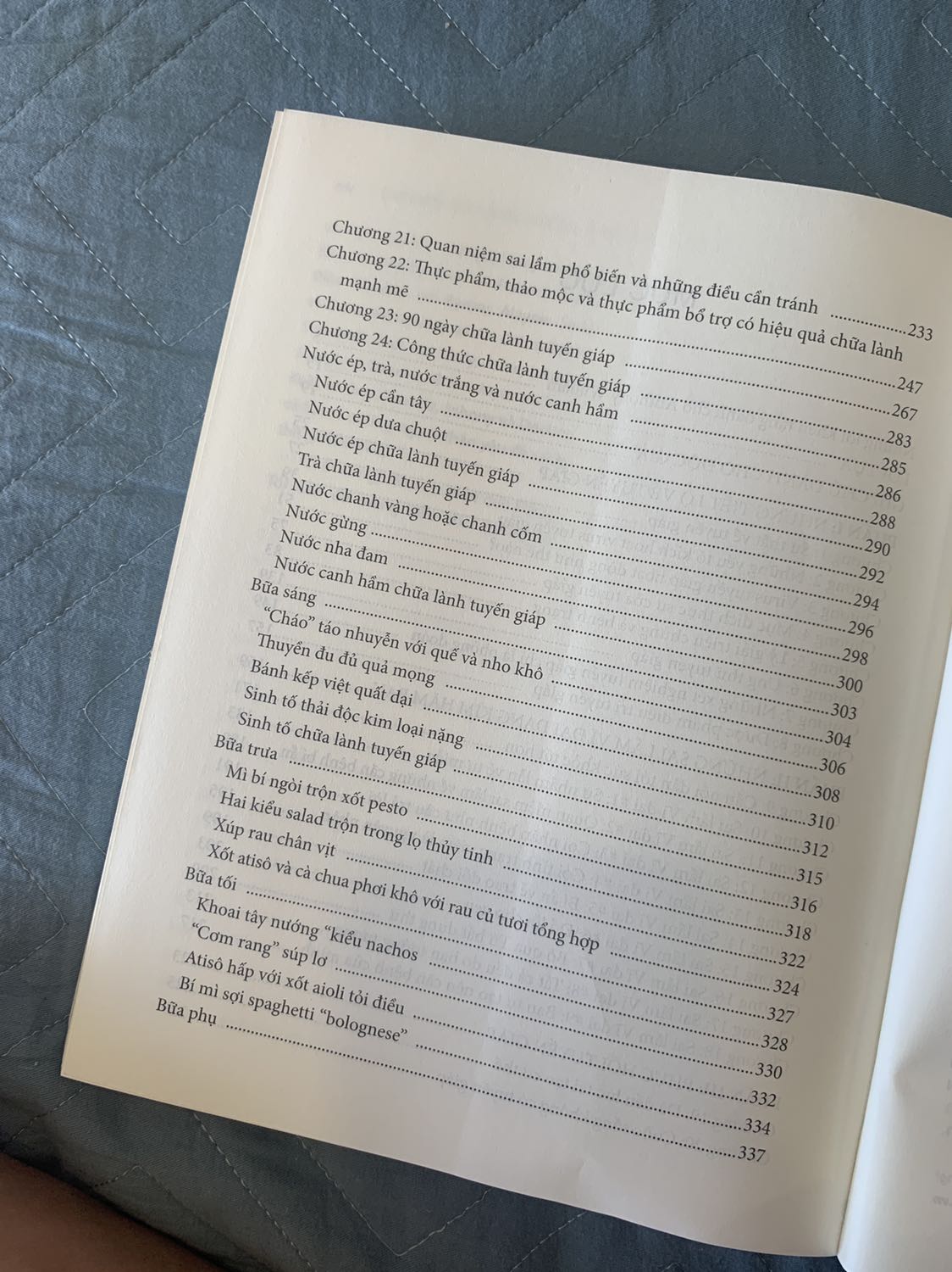 Mình gần đủ bộ sách của bác Anthony William rồi. Thực sự bộ sách về sức khoẻ của bác rất đáng để tham khảo. Nhưngx câu chuyện chữa lành cơ thể bằng chế độ ăn, những trải nghiệm và kiến thức về bệnh mà Anthony và “hồn” muốn truyền tải đến cho nhân loại thật sự hợp lí với điều kiện phát triển tự nhiên và tiến bộ khoa học.