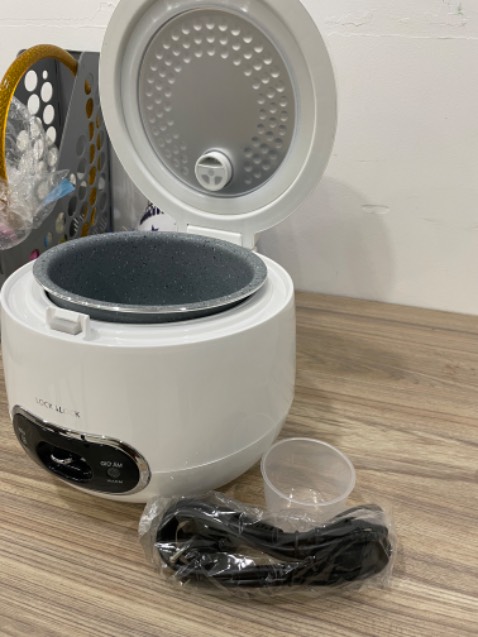 Nấu thì lâu hơn nồi lớn tí nhưng cơm dẻo ngon, ngoại hình cưng lắm luôn, nên cho 5 sao, nấu không nghe mùi nhựa hay gì nha. Nấu đầy nồi thì được tầm hơn 3 chén cơm đầy. Cỡ 2vc ăn thì đủ nha.