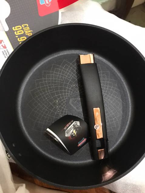 Shop đóng hàng cẩn thận. Chảo đẹp. Ko bị trầy xước gì. Chà bằng miếng cước ko bị trầy nha