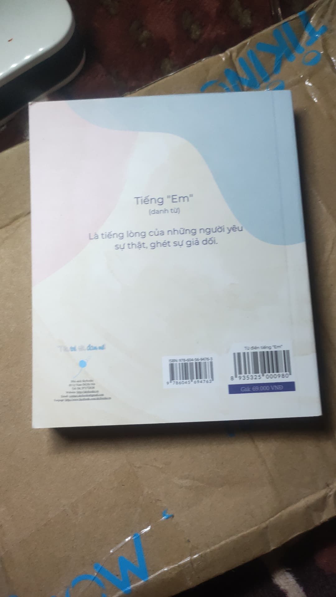 Quyển này thích lắm á mọi người 
Thấy hot nên mua về 
Đúng là không phải cái gì cũng tự nhiên hot cả đọc thích cực luôn á mọi người . Kiểu nó đúng là từ điển luôn á nói về ý nghĩa của câu đó 
Tuy nhiên khi giao hàng thì thấy là hộp rất to luôn á so với hộp thì quyển này nó bé xíu . Nên dùng hộp nhỏ thôi ạ 
M tưởng là có bao bọc quyển  Từ Điển Tiếng "Em" nhưng mà không thấy có