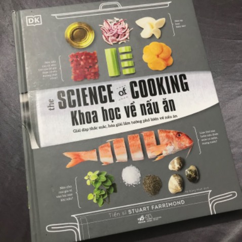 Mình thích nhất ở quyển sách này là hơn 250 trang màu, hình ảnh minh hoạ đẹp, giấy xịn, mịn. 
 
Chưa kể vô vàn những điều gần gũi liên quan đến thực phẩm, món ăn, nấu ăn, giải đáp cho mình tất cả từ những câu hỏi đơn giản đến phức tạp. 
Kiểu: nên cho rau gia vị vào lúc nào khi nấu? 
Nên nấu rau củ như thế nào để giữ được nhiều dưỡng chất nhất? Nên ép hay băm tỏi? Tại sao chúng ta uống sữa thanh trùng?....
Tất cả giải thích trên nghiên cứu khoa học. Mình thích nhất ở quyển sách này là hơn 250 trang màu, hình ảnh minh hoạ đẹp, giấy xịn, mịn. 
 
Chưa kể vô vàn những điều gần gũi liên quan đến thực phẩm, món ăn, nấu ăn, giải đáp cho mình tất cả từ những câu hỏi đơn giản đến phức tạp. 
Kiểu: nên cho rau gia vị vào lúc nào khi nấu? 
Nên nấu rau củ như thế nào để giữ được nhiều dưỡng chất nhất? Nên ép hay băm tỏi? Tại sao chúng ta uống sữa thanh trùng?....
Tất cả giải thích trên nghiên cứu khoa học.