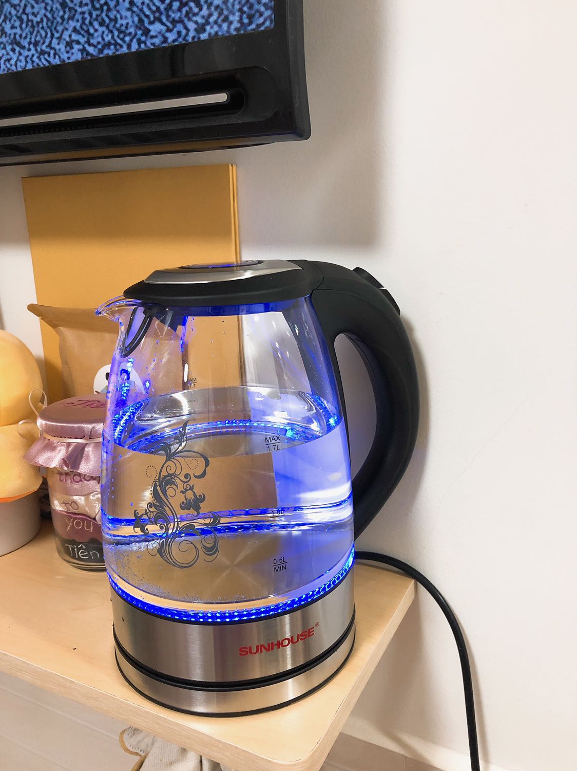 Ấm thiết kế rất đẹp, có chia mức nước, khi đun có đèn xanh và khi sôi tự động tắt. Nấu nước tốc độ ánh sáng, rất ưng!